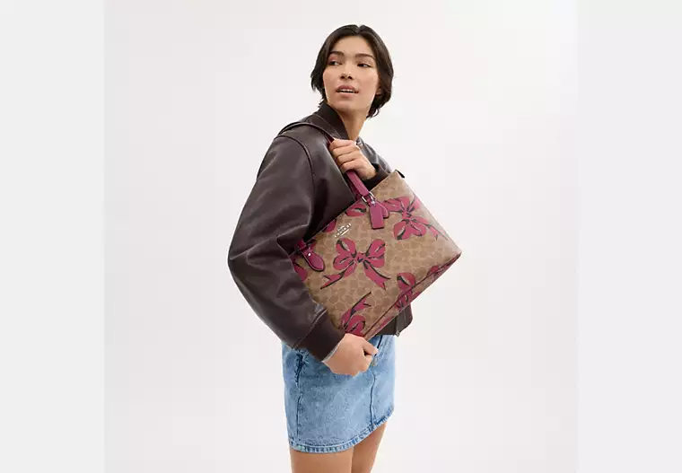 Gallery Tote Bag In Signature Canvas With Bow Print