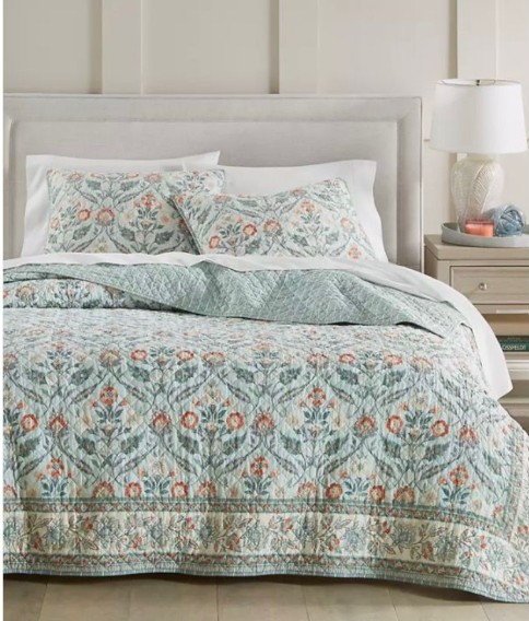 Macy’s: Up to 75% Off Lightweight Quilts